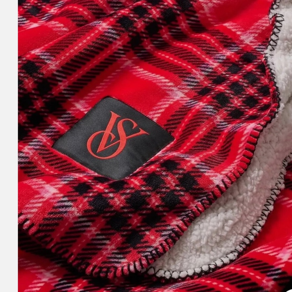 🎉🎉SALE🎉🎉 BNWT Victoria’s Secret Sherpa throw in original packaging.